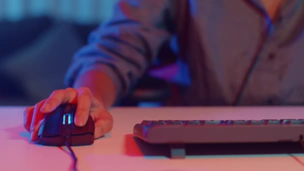 Close Mãos Tiro Asiático Menina Gamer Usar Teclado Mouse Controlador — Vídeo de Stock