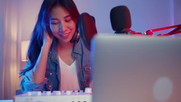 Девушка Блогер Happy Asia Играет Синтезаторе Клавиатуры Носить Наушники Записывать — стоковое видео