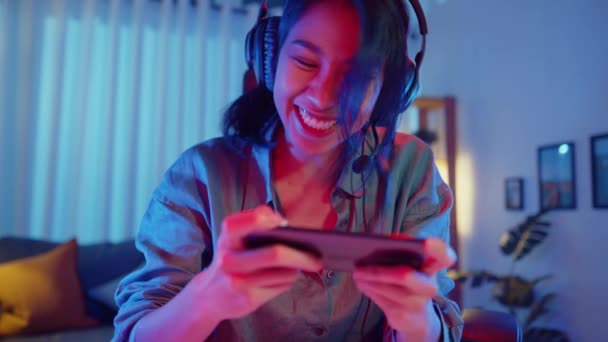 Happy Asia Menina Gamer Usar Competição Fone Ouvido Jogar Jogo — Vídeo de Stock