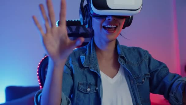 Happy Aziatische Meisje Dragen Virtual Reality Bril Bril Headset Voelen — Stockvideo