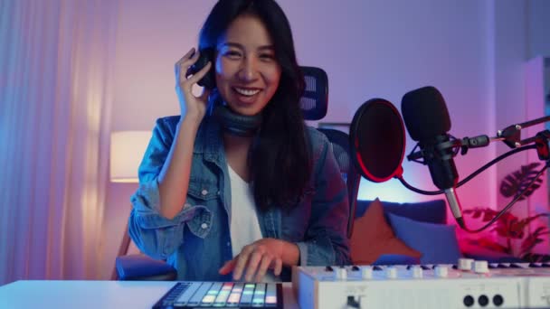 아시아걸 Happy Asia Girl 플레이 빨래방 신시사이저 키보드 믹서를 연주하는 — 비디오