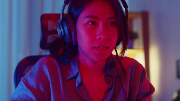 Feliz Asiática Profesional Chica Gamer Usar Auriculares Participación Jugar Video — Vídeo de stock