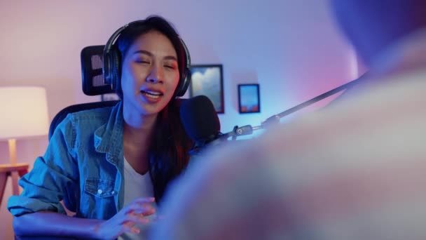 Glad Asiatisk Flicka Värd Rekord Podcast Använda Mikrofon Bära Hörlurar — Stockvideo