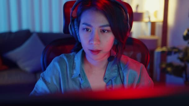 얼굴을 클로즈업 Asia 게이머는 거실에서 비디오 라이트 컴퓨터를 온라인 스트리밍 — 비디오
