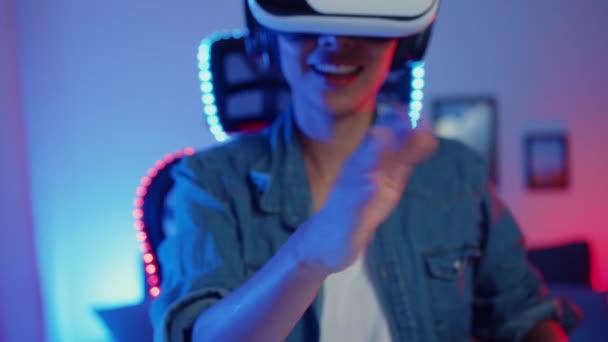 Glad Asia Flicka Bära Virtual Reality Glasögon Headset Känna Överraskning — Stockvideo