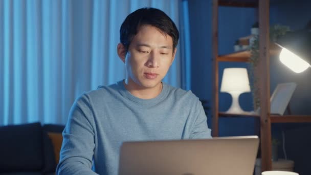 Asien Frilans Affärsman Fokus Arbetar Skriva Bärbar Dator Nätet Distans — Stockvideo