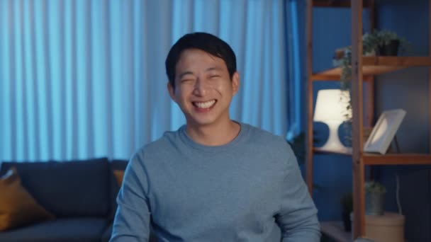 Glad Frilansare Asien Affärsman Tittar Kameran Har Roligt Skratta Leende — Stockvideo