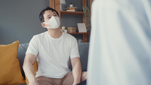 Joven Médica Asiática Usa Mascarilla Facial Usando Una Tableta Digital — Vídeo de stock