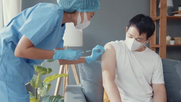 Jonge Asia Dame Verpleegster Geven Covid Griep Antivirus Vaccin Schot — Stockvideo