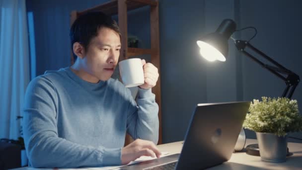 Asijský Podnikatel Dát Pauzu Šálkem Kávy Relaxovat Kontrolu Pracovního Zařazení — Stock video