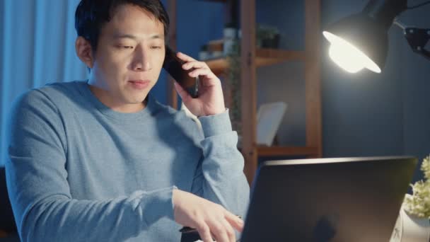 Unga Asien Affärsman Använder Smartphone Samtal Möte Agenda Uppdrag Pappersarbete — Stockvideo