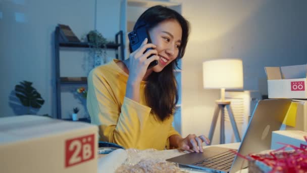 Mujer Joven Asia Llamada Teléfono Inteligente Hablar Con Cliente Para — Vídeos de Stock