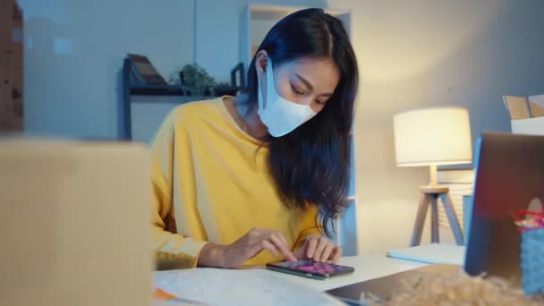 Mladá Asie Podnikatelka Nosit Tvář Maska Šek Nákupní Objednávku Smartphone — Stock video
