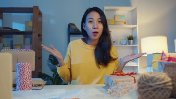 Feliz Joven Mujer Negocios Asia Mirando Venta Cámaras Introducir Producto — Vídeo de stock