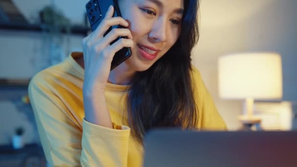 Jovem Ásia Chamada Mulher Smartphone Falar Com Cliente Para Verificar — Vídeo de Stock