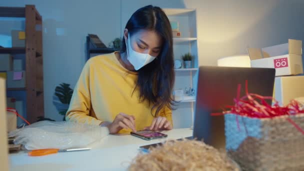 Junge Asiatische Geschäftsfrau Tragen Gesichtsmasken Check Bestellung Auf Smartphone Und — Stockvideo
