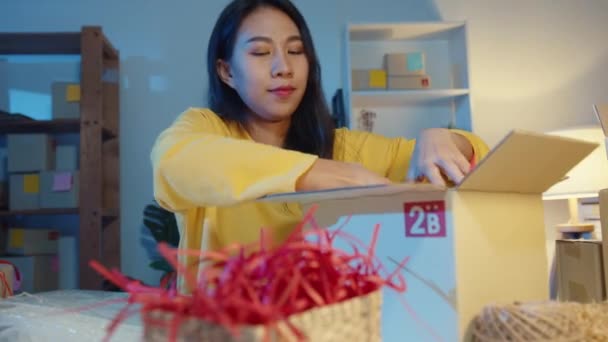 Joven Mujer Asia Embalaje Caja Paquete Uso Papel Para Apoyar — Vídeo de stock