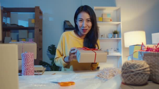 Šťastná Mladá Asijská Podnikatelka Při Pohledu Kameru Prodej Zavést Produkt — Stock video