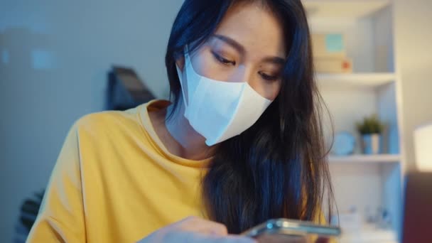Joven Mujer Negocios Asia Usar Mascarilla Comprobar Orden Compra Teléfono — Vídeo de stock