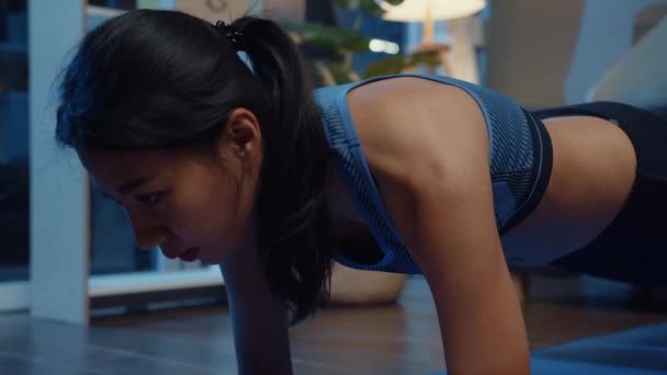 Junge Asiatin Sportbekleidung Macht Übungen Beim Workout Und Schaut Sich — Stockvideo