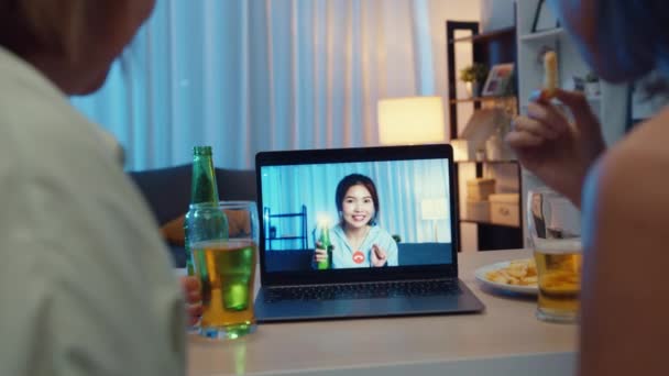 Молодая Азиатка Пьет Пиво Веселясь Счастливый Момент Ночной Праздник Онлайн — стоковое видео