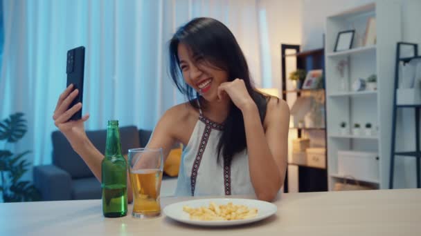 Bira Içen Genç Asyalı Bayan Mutlu Bir Gece Partisi Veriyor — Stok video