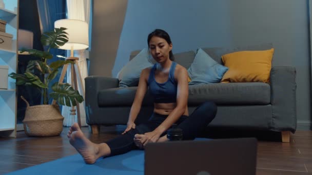 Junge Asiatin Sportbekleidung Macht Workout Und Nutzt Laptop Abends Yoga — Stockvideo