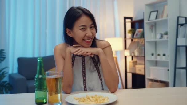 Bira Içen Genç Asyalı Bayan Mutlu Bir Gece Partisi Yapıyor — Stok video