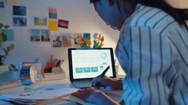 Jovem Asiática Empresária Foco Freelance Laptop Escrever Planilha Finanças Gráfico — Vídeo de Stock