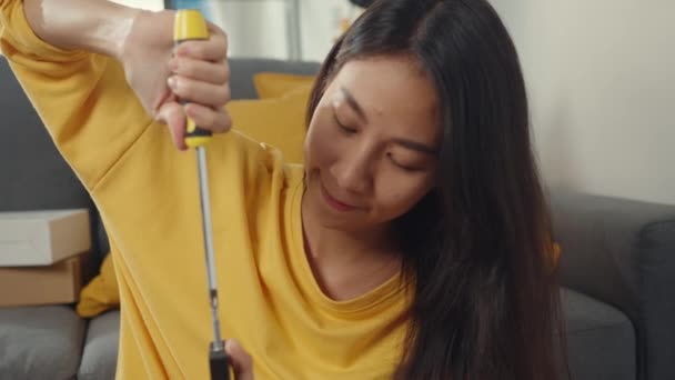 Счастливая Азиатская Молодая Женщина Распаковывает Коробку Читает Инструкции Сборке Новой — стоковое видео