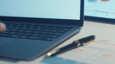 Serbest çalışan Asyalı kadın evdeki oturma odasında dizüstü bilgisayar kullanıyor. Geceleri ev aşırı yükleme, uzaktan çalışma, kendini izole etme, sosyal mesafeler, korona virüsünün önlenmesi için karantina.