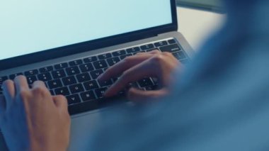 Serbest çalışan Asyalı kadın evdeki oturma odasında dizüstü bilgisayar kullanıyor. Geceleri ev aşırı yükleme, uzaktan çalışma, kendini izole etme, sosyal mesafeler, korona virüsünün önlenmesi için karantina.