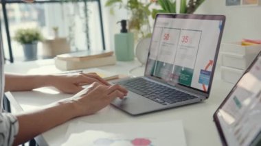 Yakın plan genç Asyalı serbest çalışan bayan bilgisayardaki iş finans grafiği grafiği pazar planına odaklanıyor evdeki şirketle uzaktan görüşme için. Kız öğrenci evde internetten öğreniyor, ev konseptiyle çalışıyor..
