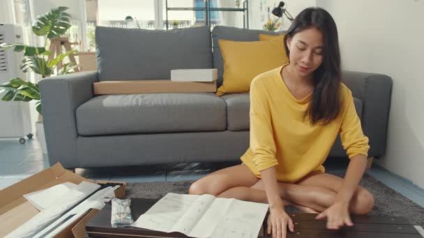 Happy Asijské Mladá Žena Vybalování Box Čtení Návodu Sestavit Nový — Stock video