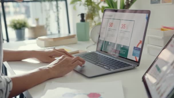 폐쇄적 아시아 프리랜서는 집에서 만남을 노트북으로 그래프 계획에 인터넷으로 배우고 — 비디오