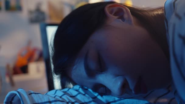 フリーランスアジアは 新しい普通の自宅のオフィスで眠る女性のハードワークを使い果たした 夜間の家の過負荷から働く リモートで 自己分離 社会的距離 コロナウイルスの予防のための隔離 — ストック動画