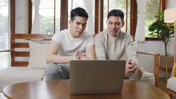 Feliz Joven Asiática Pareja Gay Sentarse Sofá Uso Portátil Facetime — Vídeos de Stock