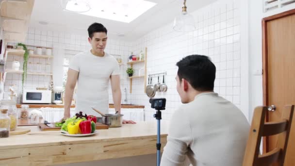 Asia Gay Koppel Blogger Vlogger Online Influencer Opnemen Van Video — Stockvideo