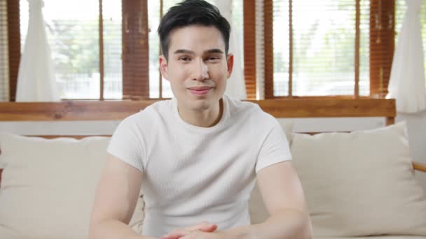 Щасливий Молодий Позаштатний Азіатський Чоловік Дивиться Камеру Усміхнений Веселий Відпочинок — стокове відео