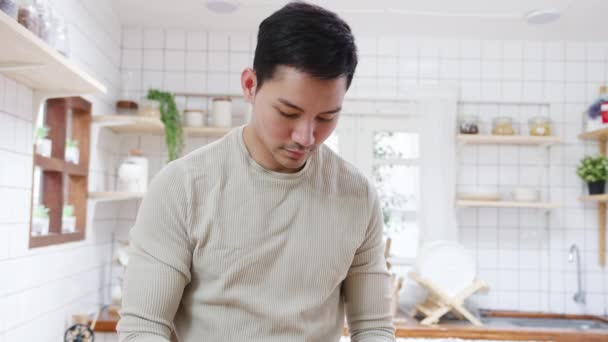 Azja Gej Para Pomocą Tablet Przygotowanie Śniadanie Kanapka Warzywa Stole — Wideo stockowe