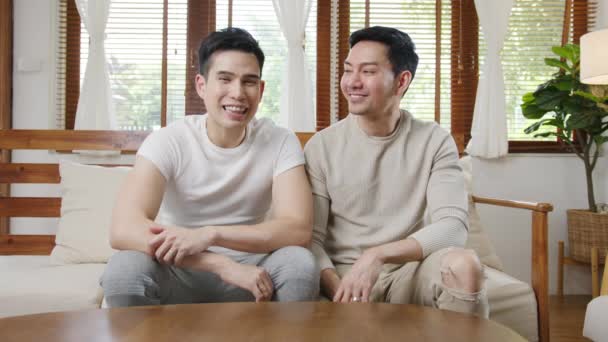 Feliz Joven Asiática Pareja Gay Sentarse Sofá Uso Smartphone Facetime — Vídeos de Stock
