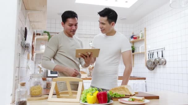 Asia Pareja Gay Usando Tableta Preparando Desayuno Sándwich Verduras Mesa — Vídeos de Stock