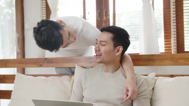 Giovane Asia Coppia Gay Proporre Casa Moderna Gli Uomini Lgbtq — Video Stock