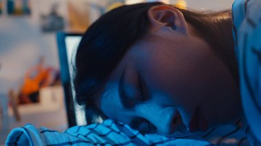 Serbest çalışan Asya 'lı bayan, yeni ev ofisinde uyumaktan yoruldu. Geceleri ev aşırı yükleme, uzaktan izolasyon, sosyal uzaklık, korona virüsünün önlenmesi için karantina.