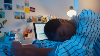 Serbest çalışan Asya 'lı bayan, yeni ev ofisinde uyumaktan yoruldu. Geceleri ev aşırı yükleme, uzaktan izolasyon, sosyal uzaklık, korona virüsünün önlenmesi için karantina.