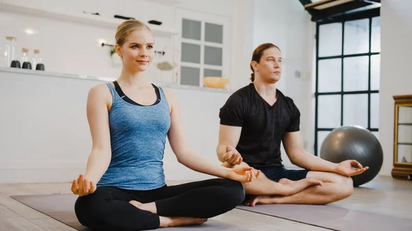 Junges Amerikanisches Paar Sportbekleidung Beim Morgendlichen Yoga Training Der Küche — Stockfoto