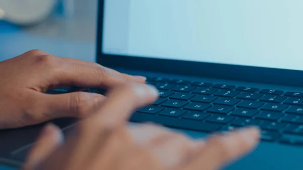 Freelance Ásia Senhora Usando Laptop Trabalho Duro Sala Estar Casa — Fotografia de Stock