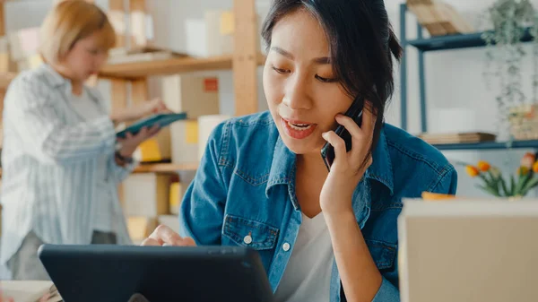 Jóvenes Mujeres Negocios Asia Que Utilizan Llamada Teléfono Móvil Recibir —  Fotos de Stock