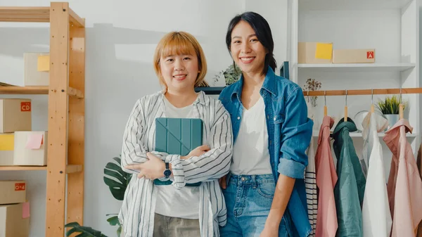 Portrait Jeunes Femmes Asiatiques Créatrice Mode Sentant Sourire Heureux Bras — Photo