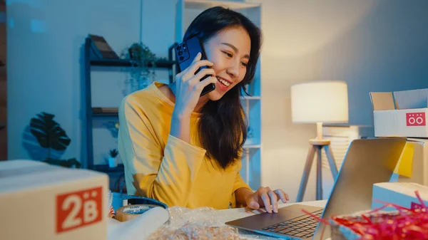 Young Asia Woman Call Smartphone Talk Customer Check Confirm Order — Stock Fotó